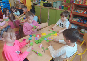 Dzieci konstruują swoją palemkę