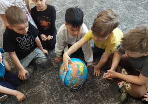 Dzieci poznają globus