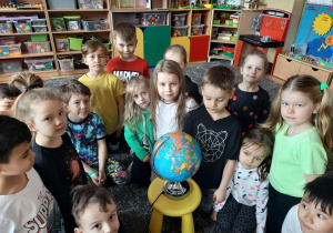 Dzieci poznają globus
