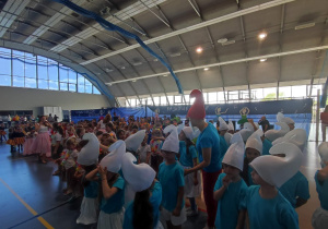 Duża grupa dzieci tańczy