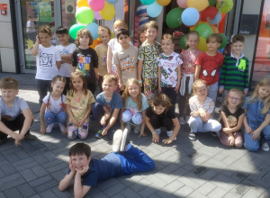 Wspólne zdjęcie dzieci przed Gminnym Ośrodkiem Kultury w Rzgowie