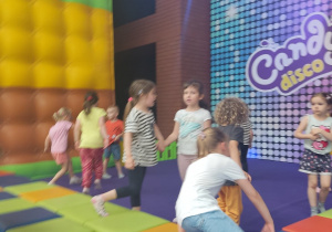 Dzieci bawią się w Candy Parku.