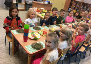 Przedszkolaki przy wspólnym śniadaniu