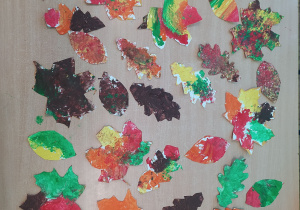 Jesienne liście wykonane przez przedszkolaki.