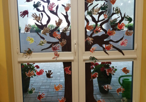Jesienna dekoracja okna wykonana przez przedszkolaki.