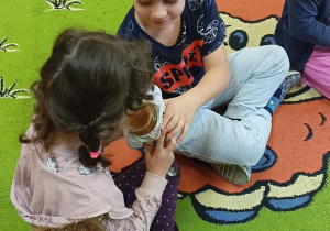 Dzieci rozpoznają smak dżemu przy pomocy zmysłu węchu.