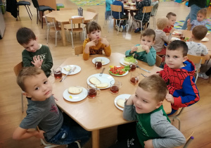 Chłopcy szykują sobie kanapki podczas zdrowego śniadanka.