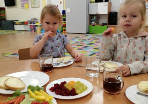 Dzieci jedzą zdrowe śniadanie.