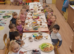 Zdrowe śniadanko pod hasłem " Będziemy zdrowi i silni"