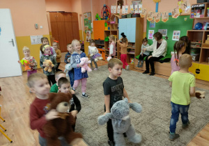 dzieci tańczą ze swoimi Misiami