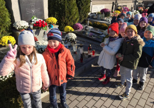 Grupa dzieci stoi przy Grobie Nieznanego Żołnierza.