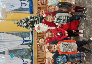 Dzieci pozują do zdjęcia wspólnie z Świętym Mikołajem