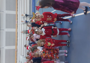 Dzieci bawią się w rytm muzyki w towarzystwie Pani Mikołajowej