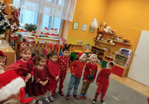 Grupa dzieci czeka na ŚW. Mikołaja.